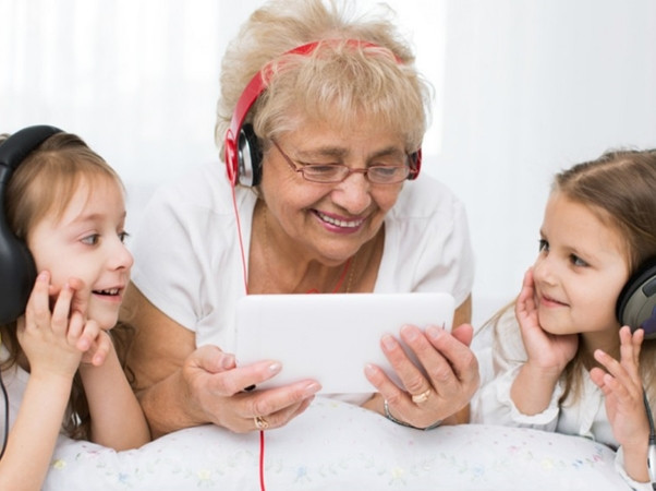 Những người già thường có rất nhiều kinh nghiệm và sự thông thái trong việc nuôi dạy trẻ em.