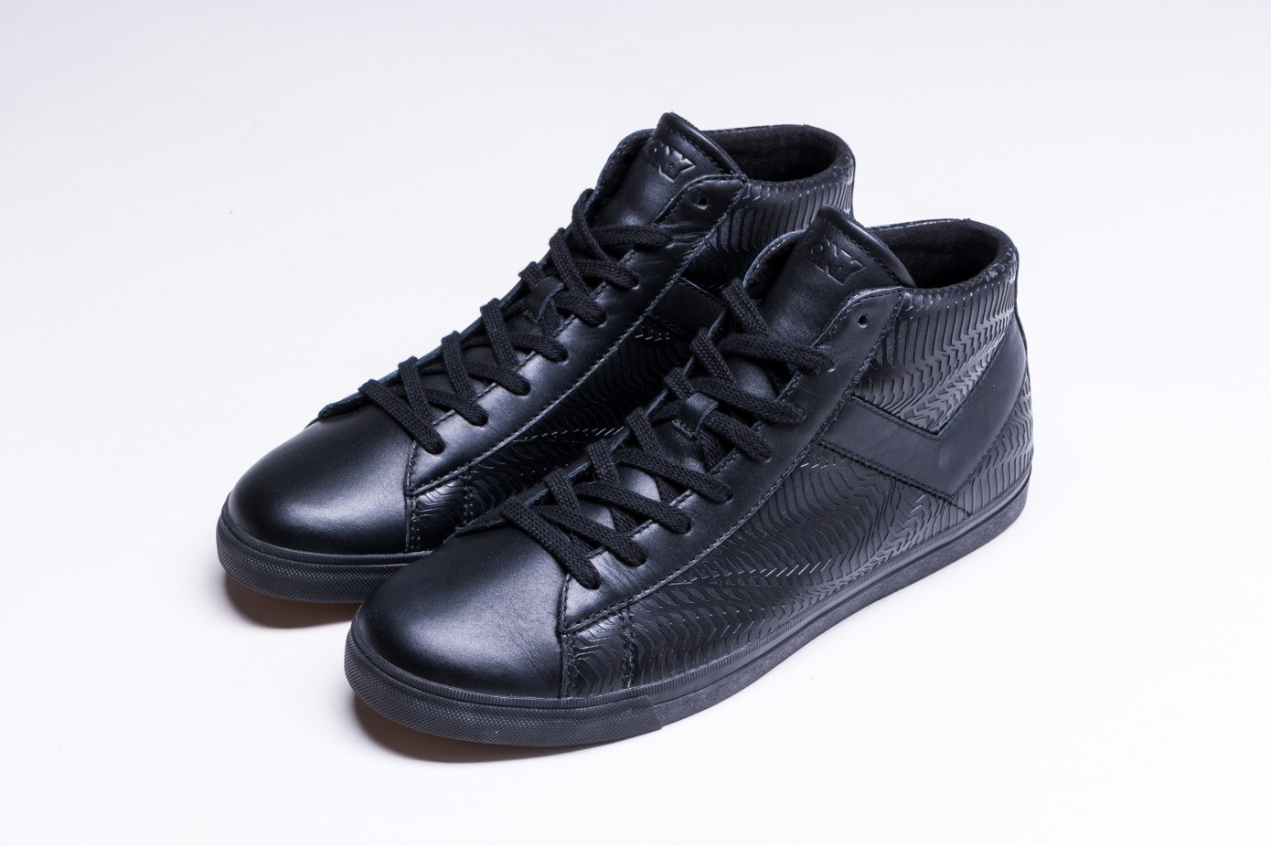 Đôi sneaker màu đen huyền bí thích hợp với những người có phong cách gai góc bề ngoài đôi chút nhưng đầy quyến rũ bên trong.