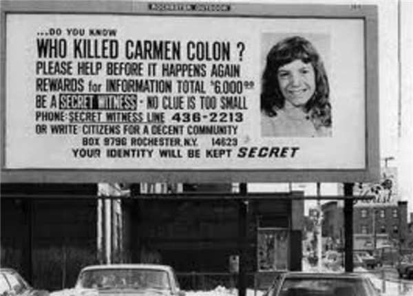 Tấm biển treo thường dành cho những ai phát hiện tung tích về tên hung thủ giết chết Carmen Colon.
