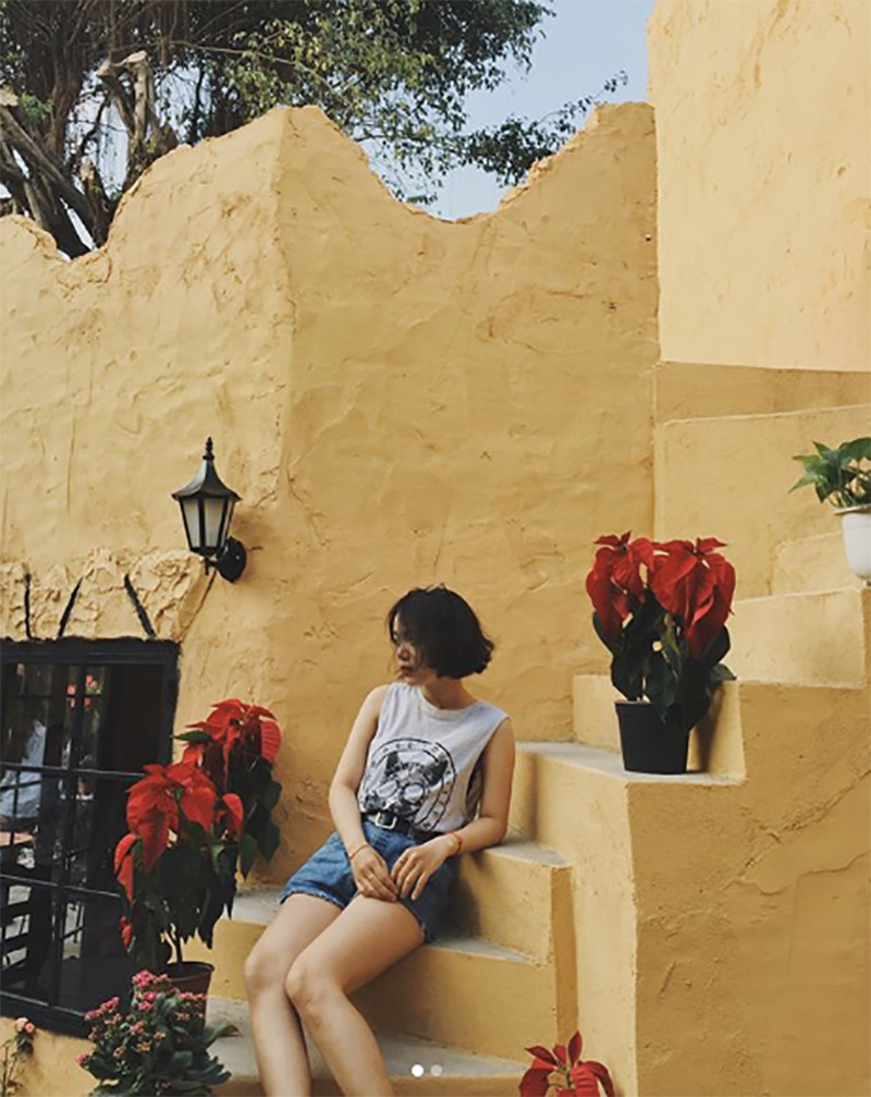 Ngồi bệt dưới chân cầu thang cũng có được tấm hình &quot;so deep&quot;. (Ảnh: IG @22.mei)