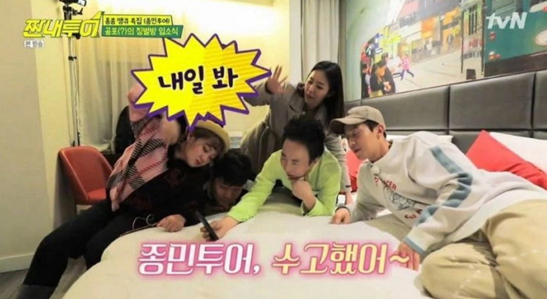 Đơn giản hơn thì dán nguyên một mảng đồ họa lên mặt Jung Joon Young là xong.