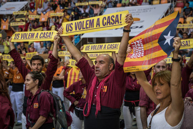 Những người ủng hộ ly khai đã hát ca khúc Els Segadors được xem là bài hát chính thức của xứ Catalonia. Ảnh: AFP