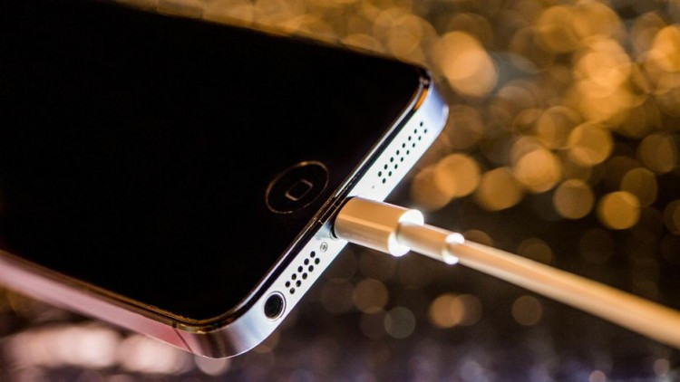 iPhone 5 (2012): Cổng Lightning và hỗ trợ kết nối LTE là những gì người ta nhắc đến nhiều khi iPhone ra mắt năm 2012. Trước đó, iPhone chỉ hỗ trợ kết nối 4G và sử dụng cổng sạc 30-pin.