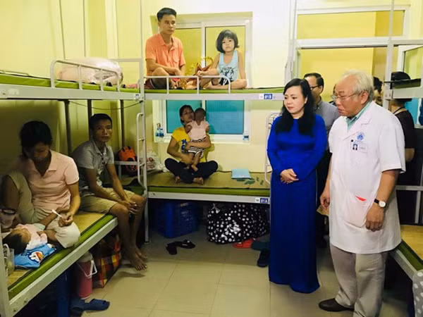 Bộ trưởng Nguyễn Thị Kim Tiến thăm các gia đình bệnh nhi tại Bệnh viện Nhi Trung ương tối 17/9.