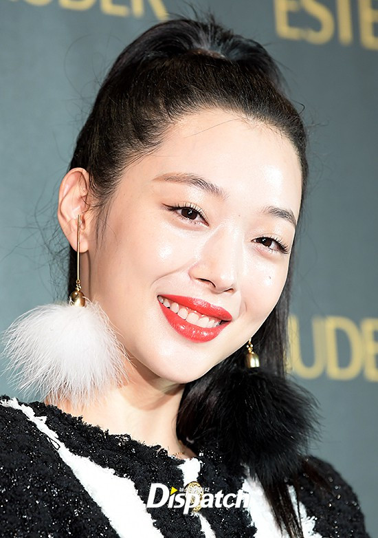 Ngay cả kiểu tóc đuôi ngựa này cũng làm khuôn mặt Sulli bớt vẻ cân đối, nhìn hơi hốc hác so với các bộ ảnh trước đây.