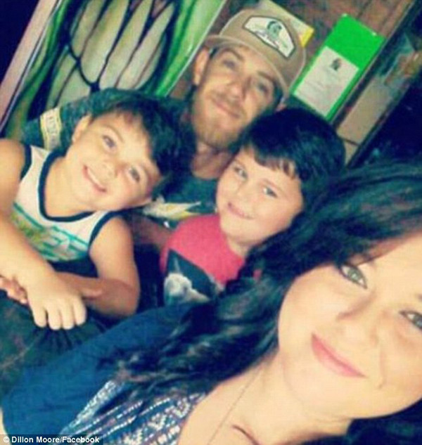 Anh Dillon Moore trong một bức ảnh gia đình chụp trước khi sửa răng