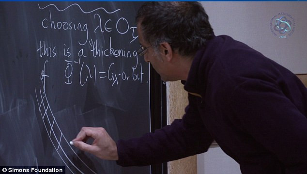 Huy chương Fields được coi là giải Nobel toán học, được trao cho những nhà toán học có những đóng góp lớn lao cho ngành toán học thế giới.