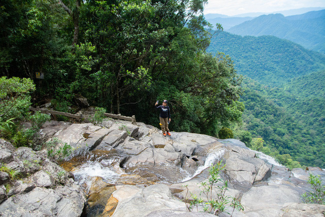 Chênh vênh trên đỉnh thác