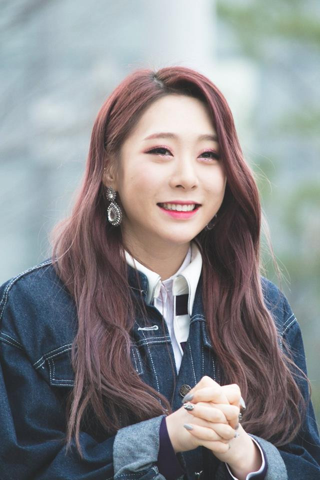 Yoo Yeonjung đang hoạt động với tư cách là thành viên nhóm nhạc WJSN.
