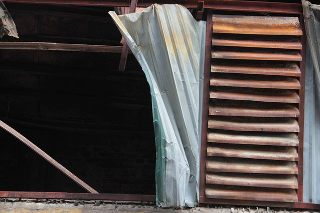 Thời tiết những ngày qua ở Hà Nội liên tục có mưa giông, nhiều người bày tỏ lo ngại những tấm tôn trên cao có thể rơi xuống, rất nguy hiểm cho người đi đường.