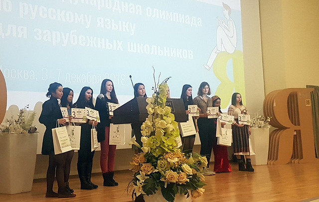 Đinh Thị Phương Anh (thứ 2 từ bên trái) nhận huy chương Đồng