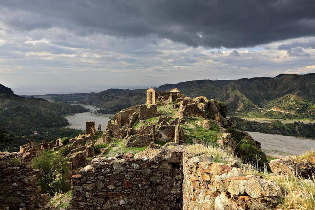 Ngôi làng Amendolea bị bỏ hoang sau một trận lụt vào năm 1950.