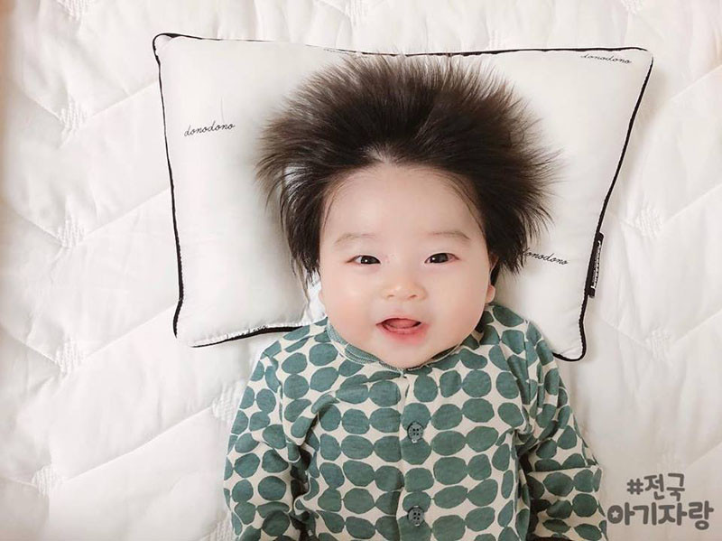 Chính bởi mái tóc ấn tượng của mình mà chỉ cần một biểu cảm bất kỳ thôi, Minggu cũng khiến mọi người phải hét lên vì quá đáng yêu.