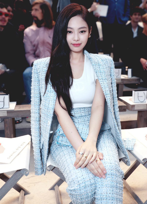 Cùng với kiểu tóc đơn giản và style make-up nhẹ nhàng, Jennie đã có một diện mạo ấn tượng, vừa đơn giản vừa 