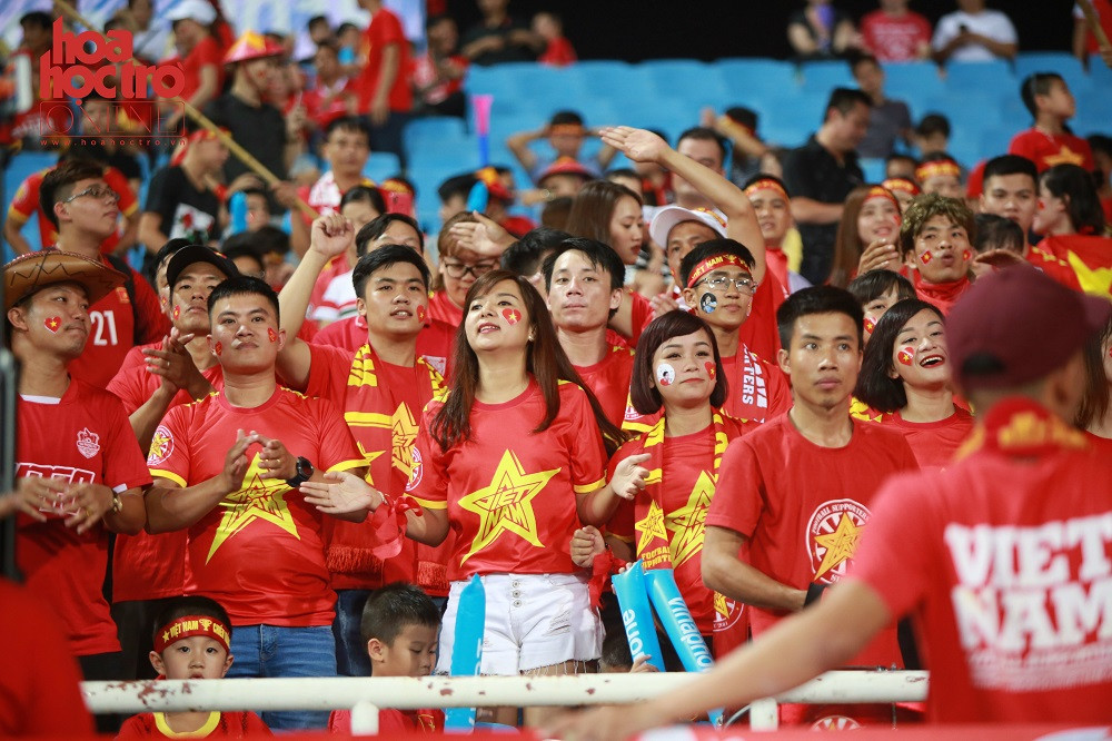 Đông đảo người hâm mộ nước nhà đã đến cổ vũ cho thầy và trò HLV Park Hang Seo trong trận đấu gặp đối thủ Oman.