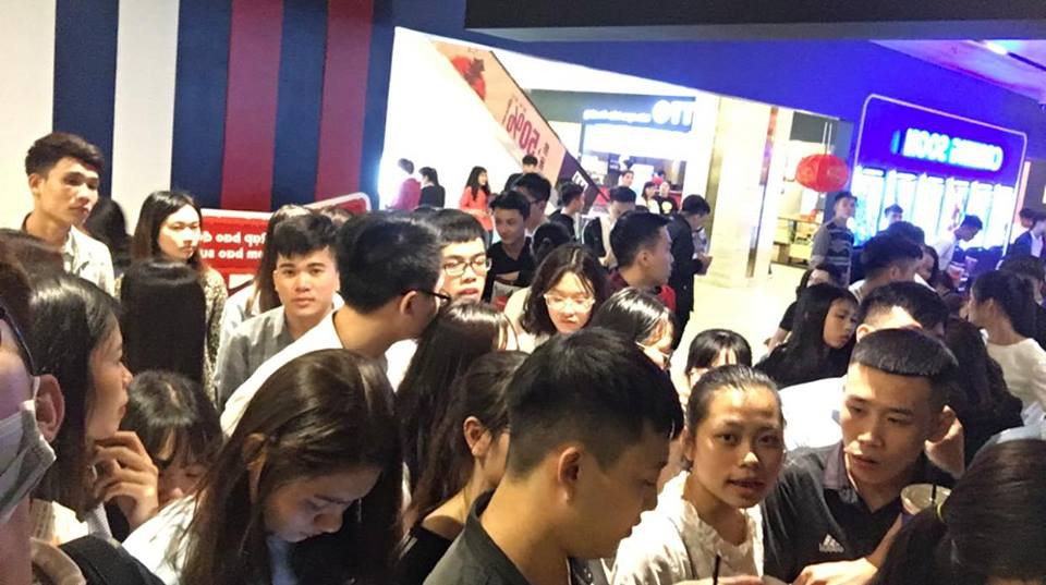 Cảnh tượng chen chúc ở một rạp chiếu phim ở Thanh Hóa. (Ảnh: Duc Nguyen)