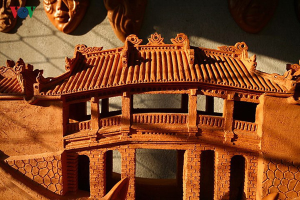 Chùa Cầu, một trong những sản phẩm lưu niệm phổ biến ở làng gốm Thanh Hà.