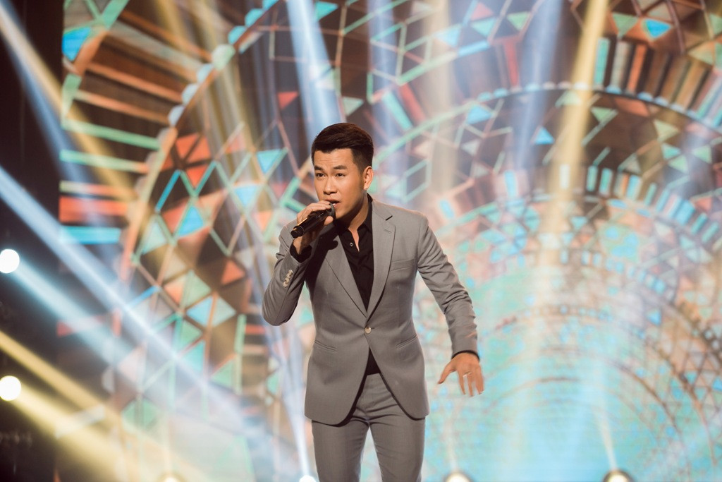 Bộ đôi nhạc sĩ Anh Khoa và ca sĩ Hồ Trung Dũng đã cùng nhau biến một bài hát thuần chất pop ballad như Ước gì thành phiên bản swing-jazz đầy khác lạ.