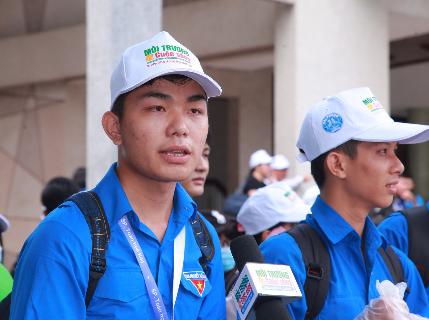 Bạn Nguyễn Hoàng Khang chia sẻ rằng sinh viên của trường cũng có những hoạt động cụ thể, thiết thực như hạn chế sử dụng nilon, tái chế...