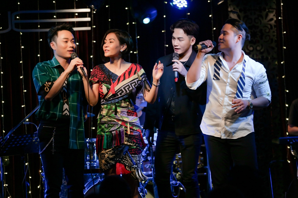 Với nhiều cung bậc cảm xúc trong đêm nhạc Giáng sinh, cũng như sân khấu được trang trí mang đậm màu sắc mùa lễ hội, Thu Minh và các học trò đã để lại một kỷ niệm khó phai với những người đã đến với đêm nhạc