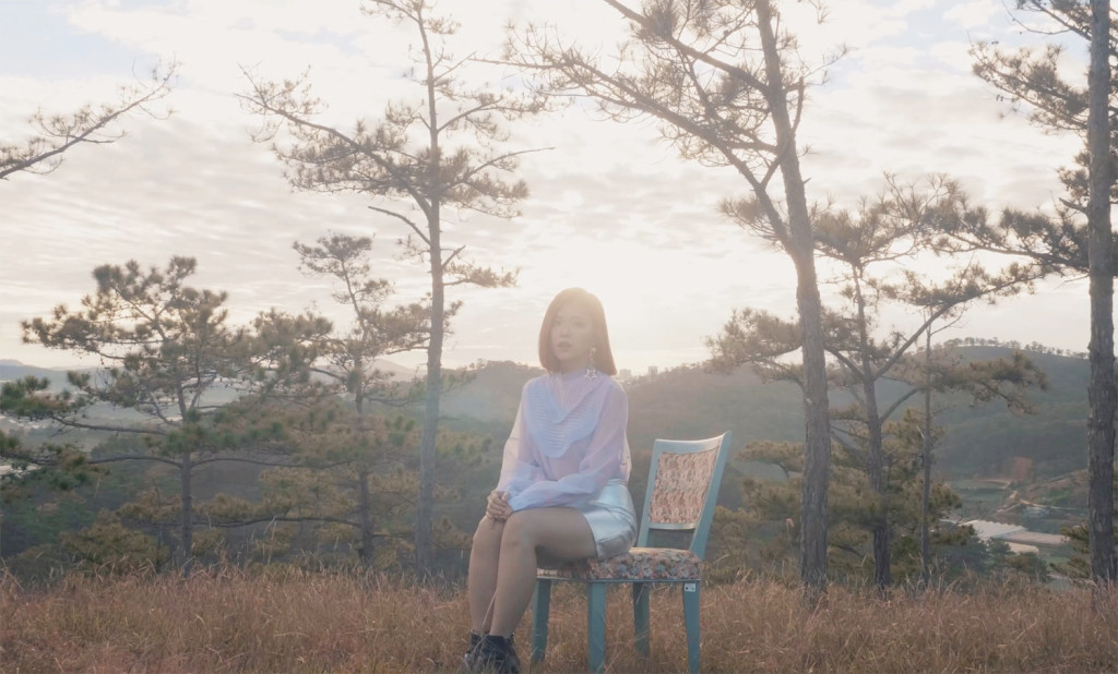 Được biết, phần MV của Đi tìm người yêu đã được Suni và ê-kíp thực hiện từ hơn một năm trước. Do không kịp ra mắt vào cuối năm ngoái nên ê-kíp thực hiện quyết định dời đến thời điểm này.