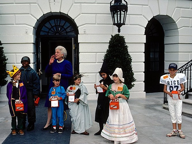Đệ nhất phu nhân Barbara Bush cùng những đứa trẻ trong bữa tiệc Halloween ở Bãi cỏ phía Nam Nhà Trắng năm 1989.