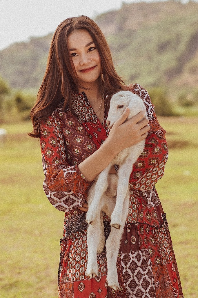 Trong những hình ảnh mới nhất của mình, chỉ đơn giản là shoot hình đi chơi cùng bạn bè nhưng, siêu mẫu, diễn viên Thanh Hằng đã khiến mọi người trầm trồ bởi nhan sắc và thần thái hút hồn.