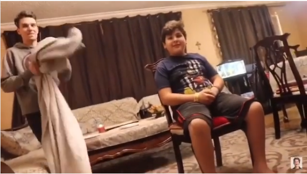 Mới đầu, cậu bạn này khá thích thú vì mình vô hình.