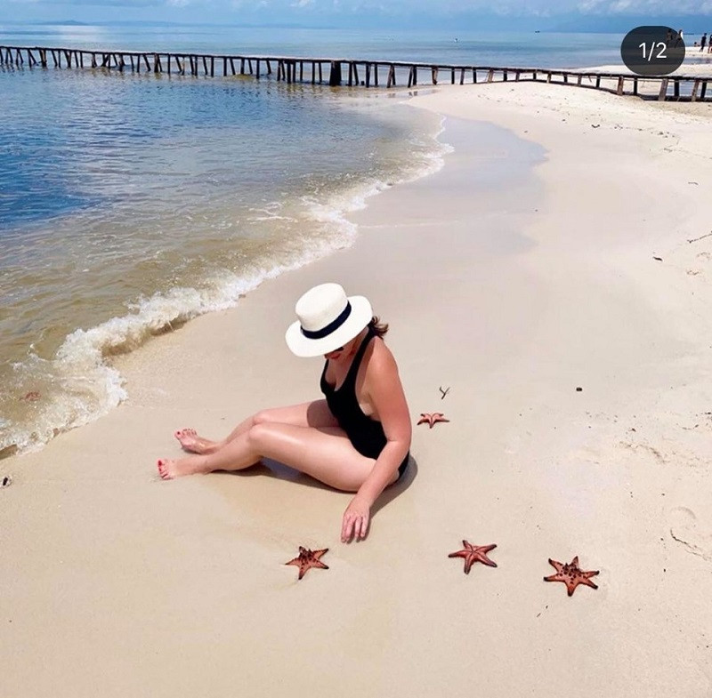 Các du khách nước ngoài cũng thích thú với vương quốc sao biển (Ảnh: @chloeannabel17)