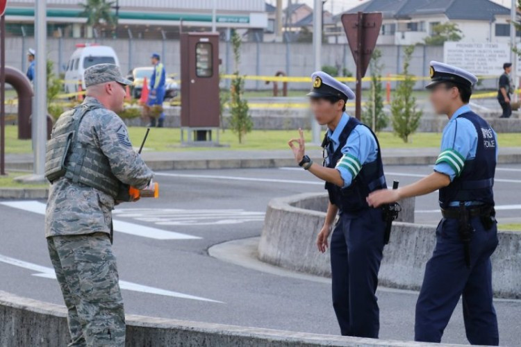 Dù hai bên không hiểu được ngôn ngữ của nhau nhưng 2 cảnh sát Nhật vẫn cố nói với anh lính Mỹ rằng họ vẫn ổn.