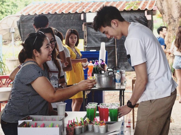 Hình ảnh giản dị của anh sau giờ thi đấu trên sân cỏ.