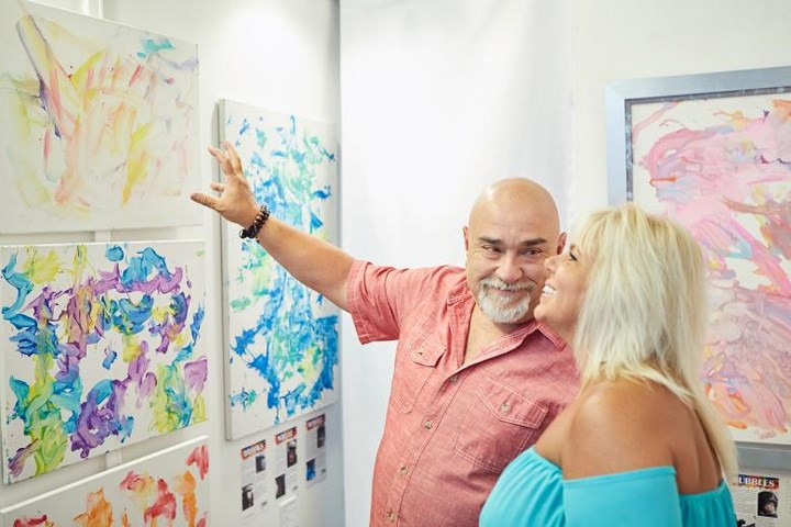 Bà Lily Mancebo và ông Isreal Osoria đang xem tranh của chú tinh tinh Ripley, 27 tuổi tại Phòng triển lãm Frames USA &amp; Art Gallery ở Miami, Floria.