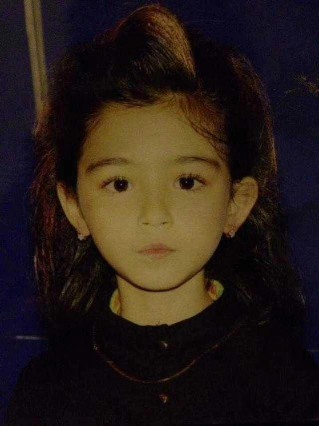 Ngay từ khi còn nhỏ, cô bé Cáp Ni Khắc Tư đã có nhan sắc nổi trội hơn người.