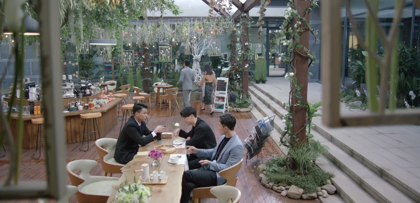 Phòng nghỉ ngơi của Hoa Gia cũng rất đẹp, được thiết kế như một quán cà phê.