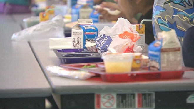 Biện pháp cắt suất ăn nhằm đối phó tình trạng nhiều học sinh nợ tiền ăn trưa. Ảnh: chụp màn hình Fox News.