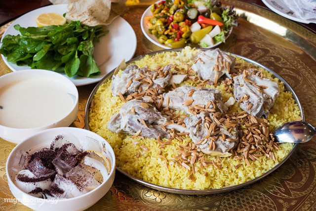 Cơm Mansaf gồm thịt cừu hoặc dê nấu trong sữa chua và ướp với các loại thảo mộc thơm