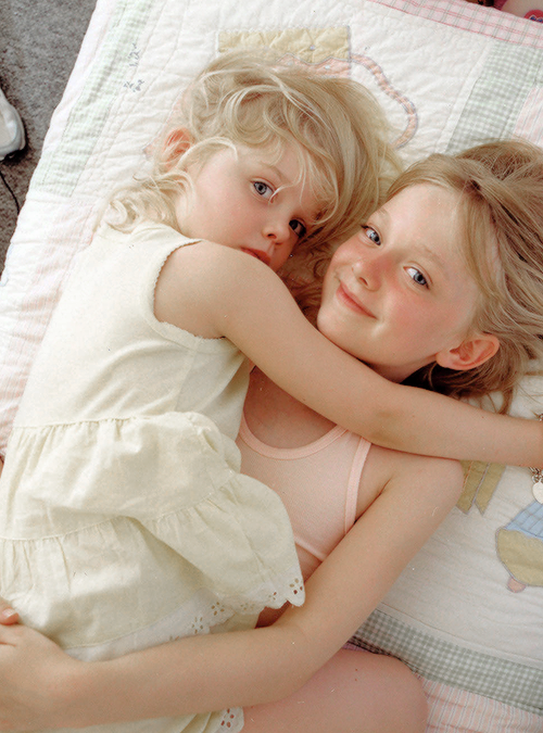 Ảnh minh họa: Dakota và Elle Fanning.