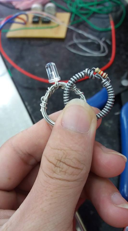 Khoa Điện tử cũng có nhẫn, thậm chí nhẫn này còn có thể phát sáng nữa nhé.