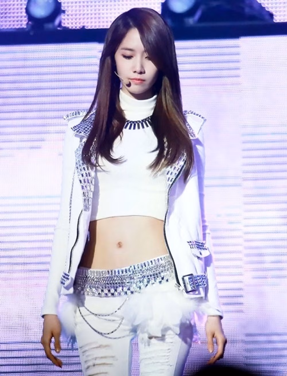 Yoona (SNSD) sở hữu vóc dáng mình dây bẩm sinh, gầy đi thì dễ nhưng béo lên thì lại cực khó. Chuyện cân nặng của Yoona luôn là nỗi lo lắng của khán giả, khi cô nhìn gầy quá mức.
