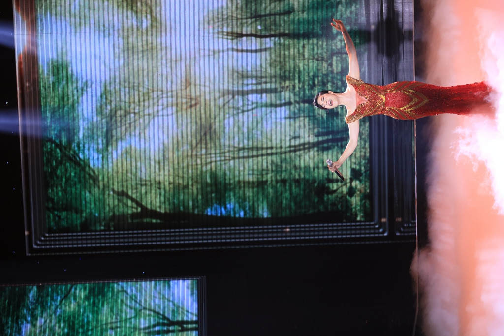 Thu Phương khiến cả khán phong lắng đọng với ca khúc Nhắm mắt thấy mùa hè.