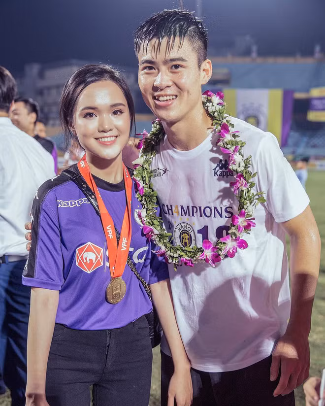 Dù liên tục phải yêu xa nhưng cặp đôi vẫn có những cách riêng để cùng nhau hâm nóng tình cảm.