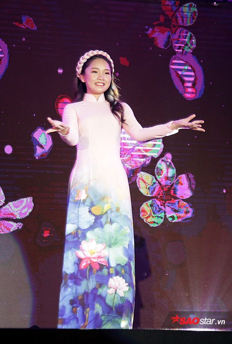 Tân Đại sứ Ams nền nã, dịu dàng khi trình diễn trang phục áo dài truyền thống.