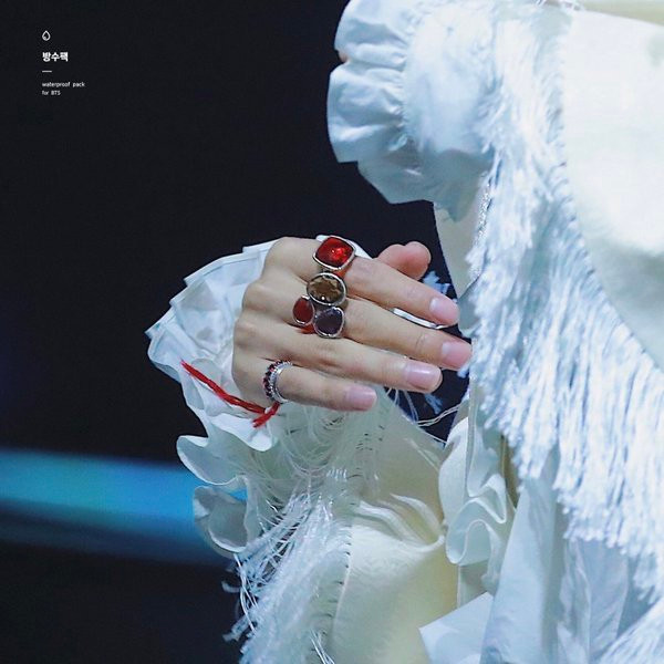 Cũng chỉ có đôi tay đẹp cỡ V mới cân được cả bộ sưu tập nhẫn to bản như thế này mà vẫn đẹp thôi.