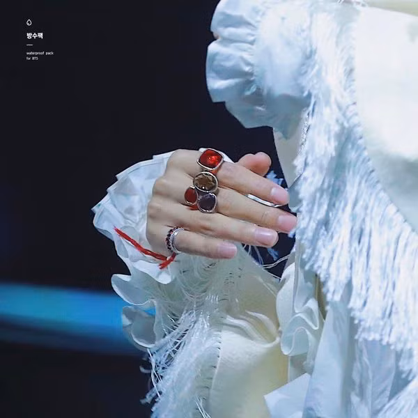 Cũng chỉ có đôi tay đẹp cỡ V mới cân được cả bộ sưu tập nhẫn to bản như thế này mà vẫn đẹp thôi.