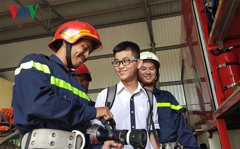 Cảnh sát PCCC Q1 chia sẻ thông tin về thiết bị để Hào thêm kiến thức phát huy khả năng sáng tạo.