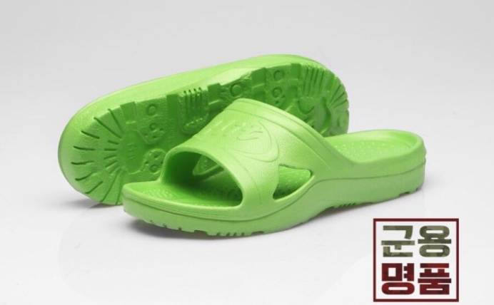 Chỉ tại G-Dragon mà người người nhà nhà tìm mua dép lê màu xanh lá ảnh 1