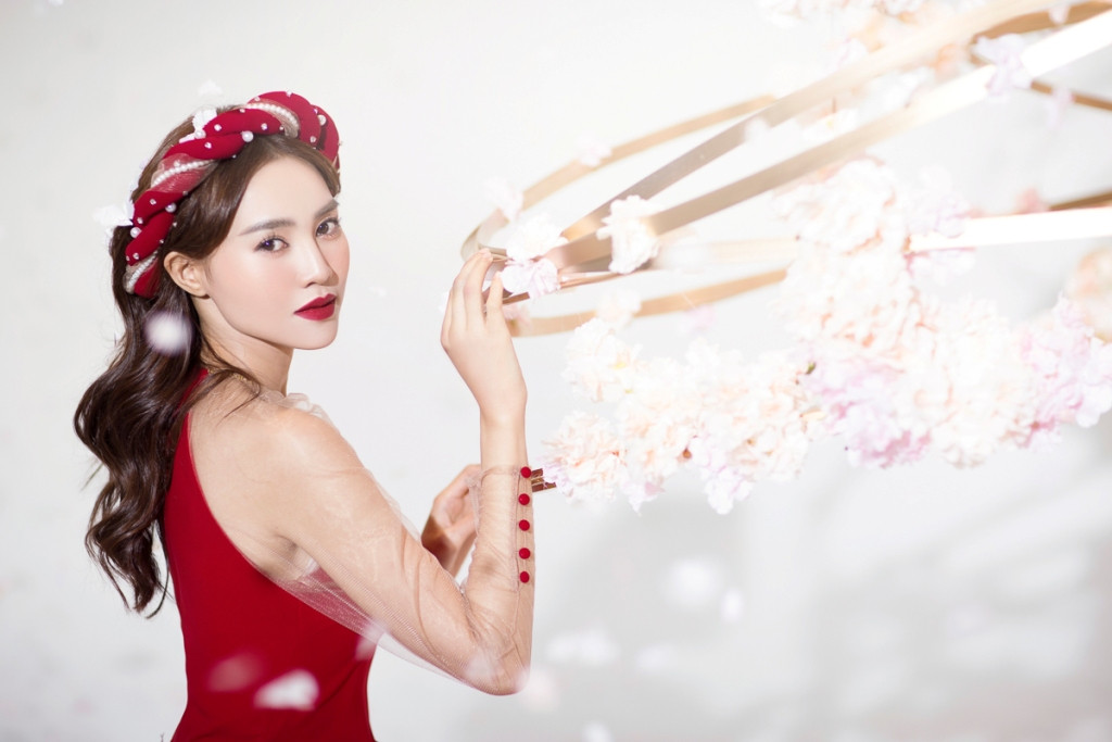 Chút biến tấu phần tay áo bằng chất liệu lưới, kết hợp cùng son đỏ là các bạn đã đủ rực rỡ đi chúc Tết.