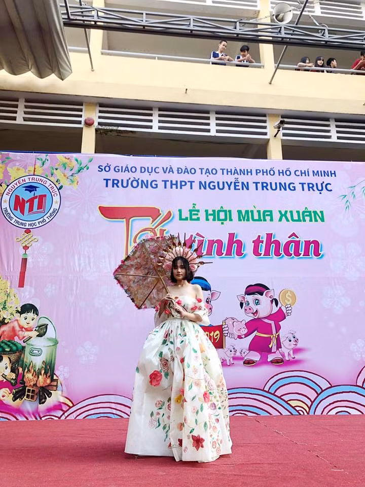 Nếu không nhìn kỹ, chắc chẳng ai nhận ra hai bộ đồ này được làm từ giấy và túi nilon bởi chúng được cắt, dán, trang trí họa tiết rất tỉ mỉ.