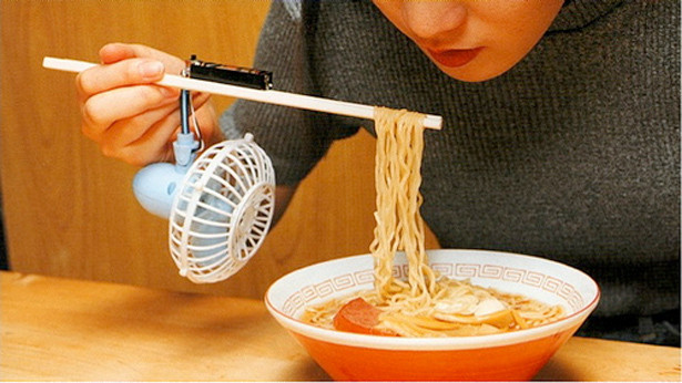 Ăn mì kiểu này mới đúng là rất ngon mà không sợ nóng.