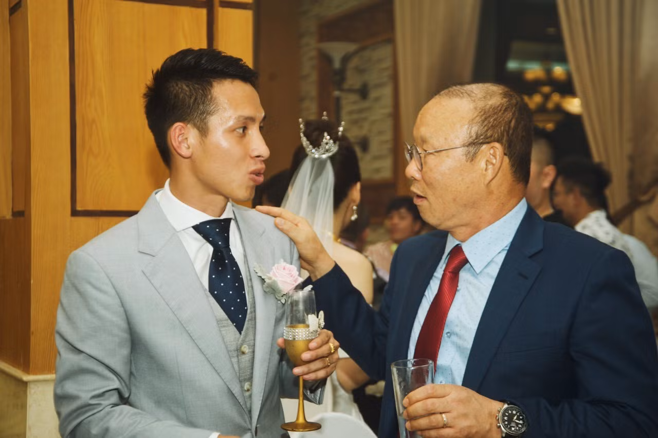 HLV Park Hang-seo gác lại công việc bận rộn, có mặt từ sớm để chia vui cùng học trò.